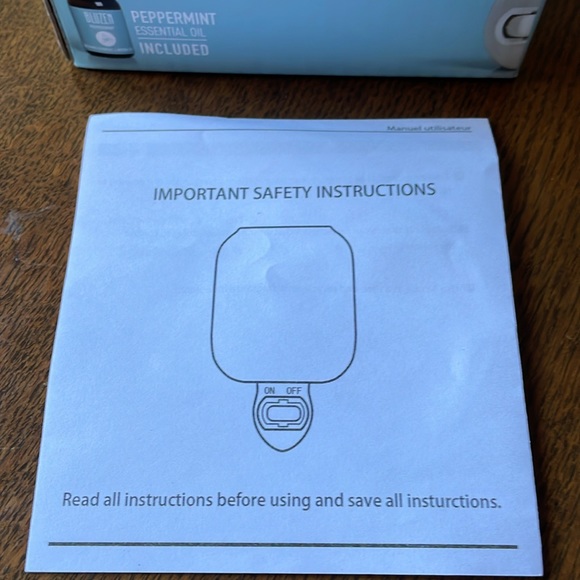 NWT Bluzen Ceramic Plug-In Essential Oil Diffuser in lovely powder blue + oil - Picture 7 of 11